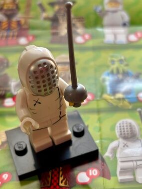 LEGO Series 13 "Fencer" col13-11 With stand, pamphlet & accessories